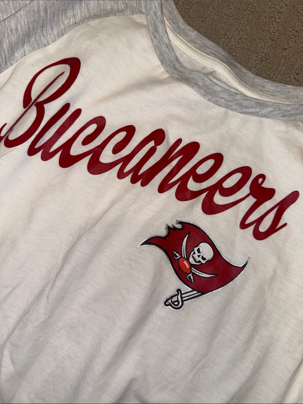 🆕 NFL Tampa Bay Buccaneers White & Gray Short Sleeve Raglan Tee. L-14. NWT 🏴☠️🏈 - Picture 3 of 4